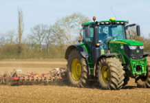 Posto de Atendimento ao Trabalhador recebe currículos para vagas em empresa do setor agrícola em Leme, SP