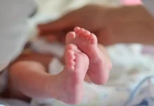 Bebê de 1 mês morre após mãe adormecer durante amamentação; o caso foi registrado como homicídio culposo