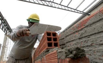 Posto de Atendimento ao Trabalhador divulga novas vagas de emprego para obra da nova escola estadual em Leme, SP