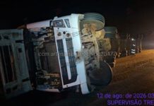 Carreta tomba e interdita faixa da Rodovia Anhanguera em Americana, SP