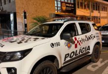 Polícia Militar captura dois procurados pela Justiça e conduz três pessoas à delegacia durante operação em Pirassununga, SP