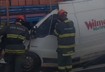 Motorista morre após van bater na traseira de caminhão na Rodovia Anhanguera em Araras, SP