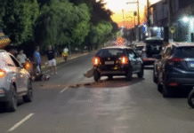 Grave acidente envolvendo carro e motocicleta é registrado na Avenida Visconde de Nova Granada, em Leme, SP