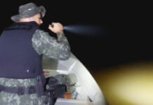 Polícia Militar Ambiental realiza patrulhamento preventivo noturno às margens do Rio Mogi Guaçu em Pirassununga, SP