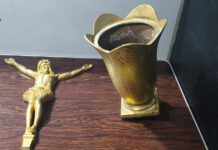 Força Tática apreende imagem de Cristo e vaso de bronze com características de peças funerárias em Pirassununga, SP