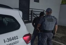 Homem é preso pela Polícia Militar após ameaçar ex-companheira durante a madrugada em Leme, SP