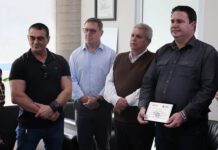 Prefeito Claudemir Borges homenageia tenente Vantin após mais de 35 anos de atuação na Polícia Militar em Leme, SP