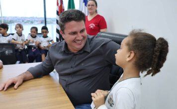 Prefeito Claudemir Borges recebe mais de 60 crianças da Casa da Criança em Leme, SP