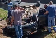 URGENTE! Motorista fica feria após capotamento de carro capota na Rodovia Anhanguera