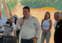 Prefeito Claudemir Borges destaca projeto Leme em Cores e transformação de muro na Avenida Berta Buhrnhein em Leme, SP