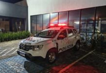 Celular é apreendido pela Polícia Militar durante averiguação de motociclistas em Leme, SP