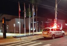 Homem é preso após tentar atropelar companheira durante caso de violência doméstica em Leme, SP