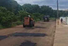 Secretaria de Serviços Públicos realiza manutenção asfáltica na entrada do Jardim Primavera em Leme, SP