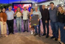 Prefeito Claudemir Borges e vice Xuxu prestigiam comemoração dos 40 anos do Toninho Lanches em Leme, SP