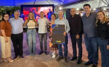 Prefeito Claudemir Borges e vice Xuxu prestigiam comemoração dos 40 anos do Toninho Lanches em Leme, SP