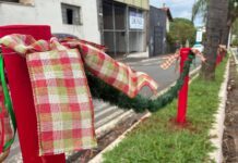 Clima de Natal chegando! Enfeites natalinos já começam a tomar conta de Leme, SP