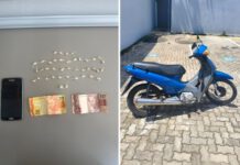 Homem é preso com 42 pedras de crack e moto furtada com placa adulterada em Leme, SP