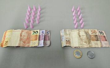 Polícia Militar apreende 24 porções de cocaína com duas adolescentes durante operação contra o tráfico de drogas em Leme, SP