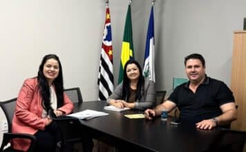 Prefeito Claudemir Borges reúne secretária e vereadora para planejar ações e fortalecer a assistência social em Leme, SP
