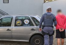 Homem é preso pela Força Tática minutos após furtar carro em Leme, SP