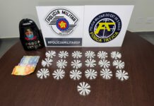 Força Tática persegue homem por telhados e apreende 190 porções de cocaína em Leme, SP